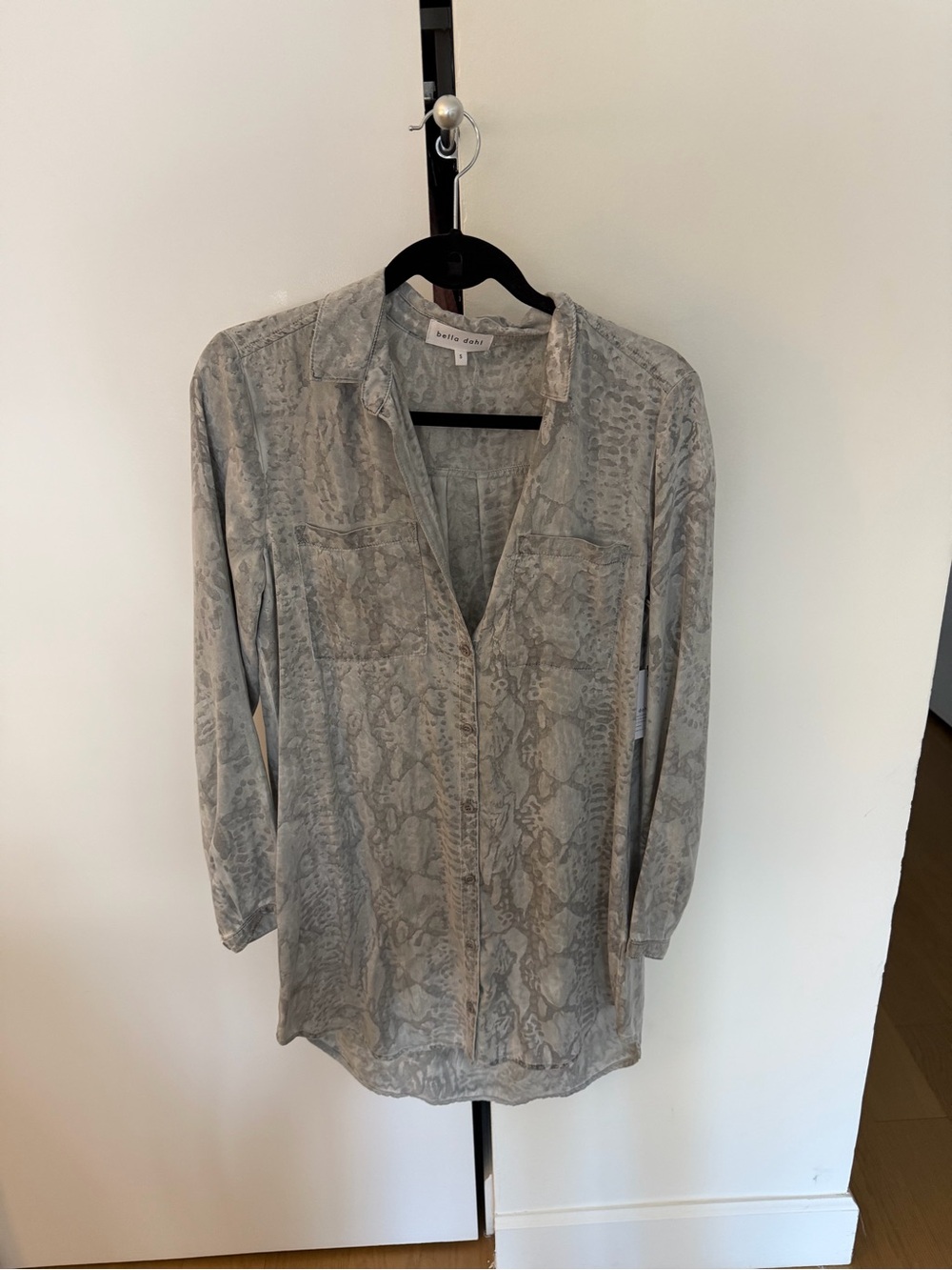 Bella Dahl Light Grey Snake-Print Tunic Blouse